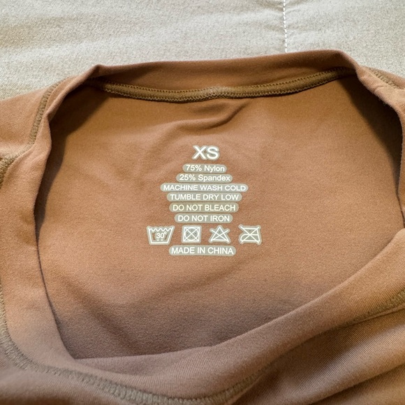 Tight gym shirt - Picture 3 of 3